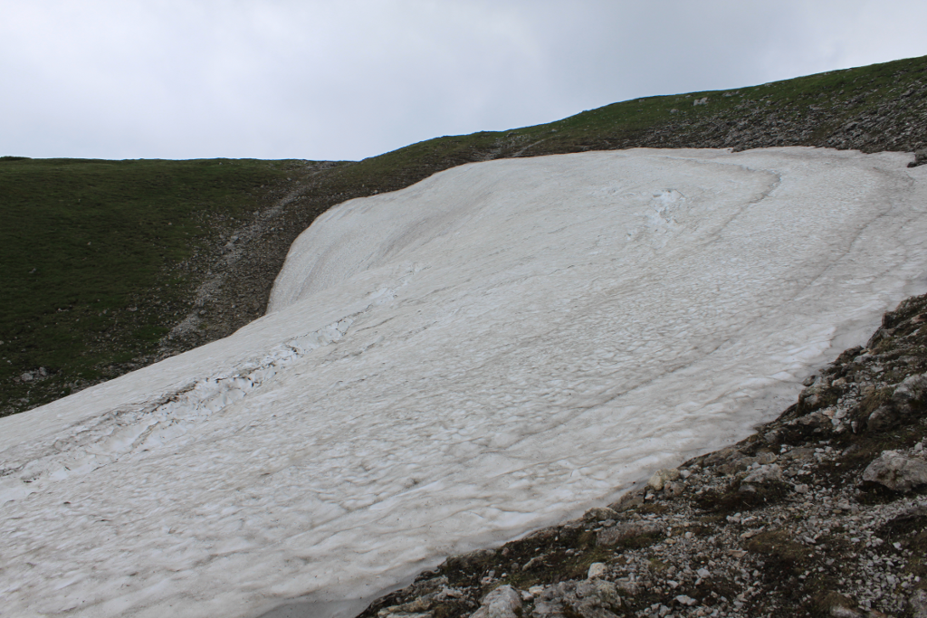 Abbildung 11: Dieser eigenwillige Weg führte unter anderem über dieses Schneefeld.