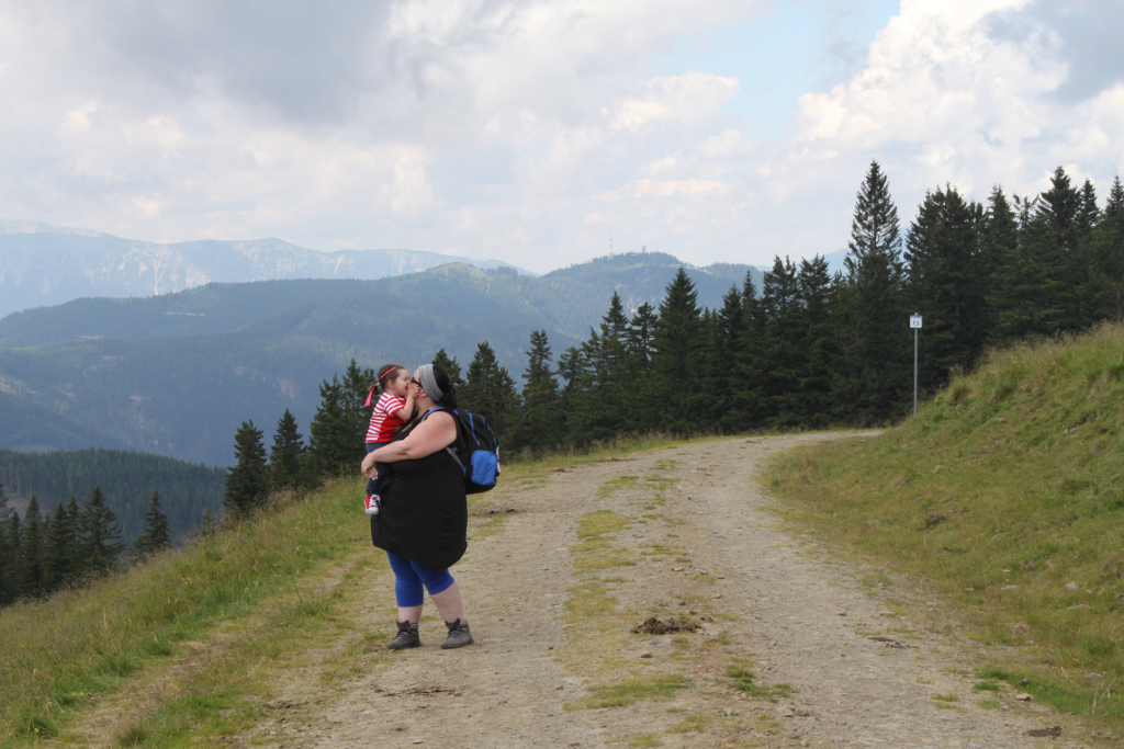 Abbildung 13: Amelie und ihre Mama beim Runtergehen auf die Steyersberger Schwaig.