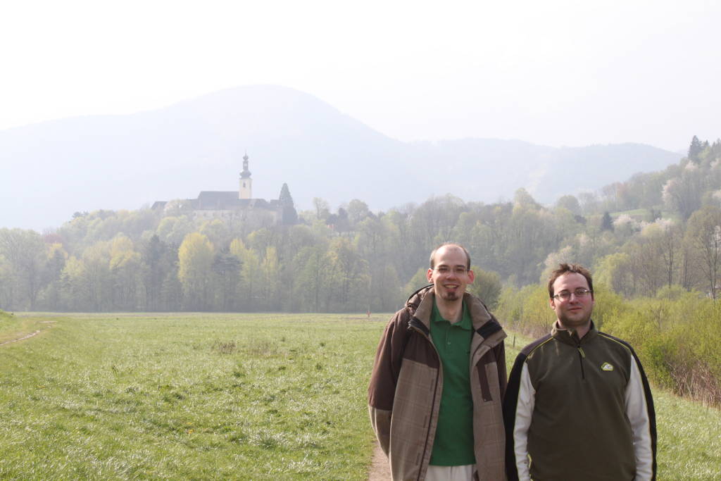 Abbildung 2: Zwei süffisant lächelnde Wanderinformatiker
      mit Schloss Gloggnitz im Hintergrund