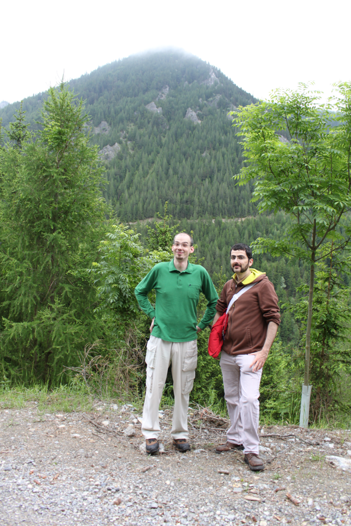 Abbildung 1: Zwei Wanderinformatiker vor Berg mit Wolke