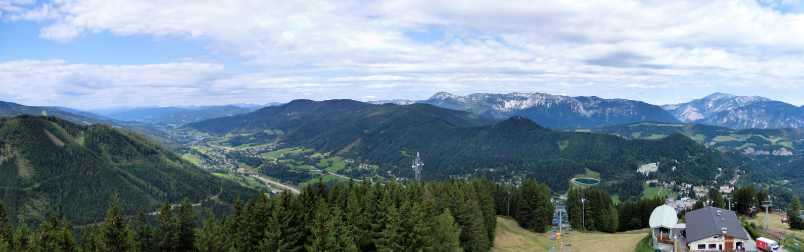 Abbildung 4: Panoramabild in die steirisch-niederösterreichische Bergwelt von
      Dr. Erwin Pröll Millenniumswarte