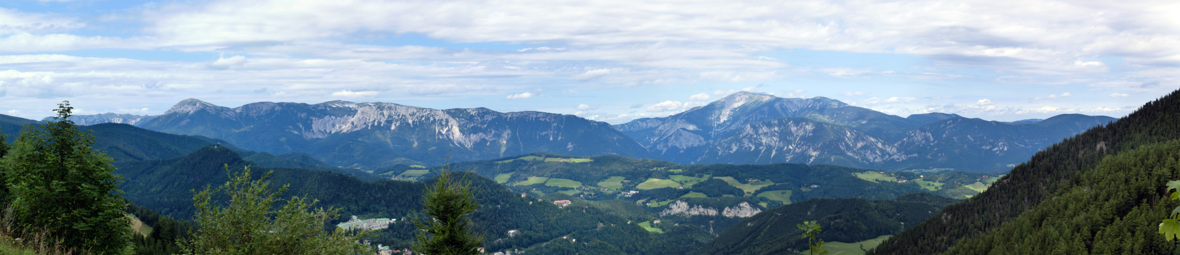 Abbildung 5: Panoramabild über Rax und Schneeberg auf dem Weg zum Sonnwendstein