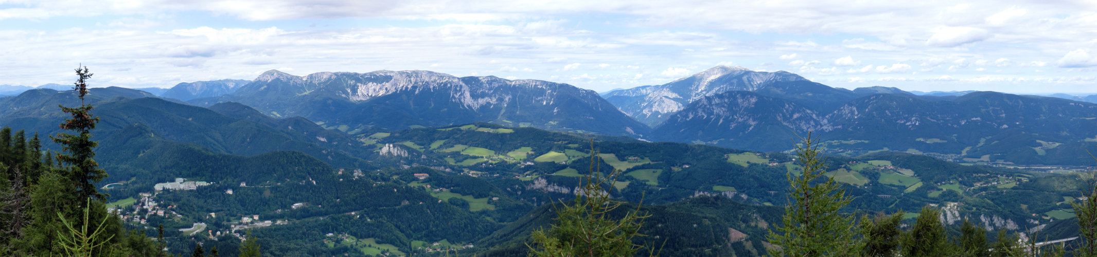 Abbildung 7: Panorama auf Rax und Schneeberg von der Bergkirche am Sonnwendstein