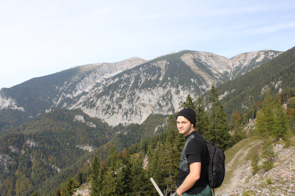 Abbildung 12: Helmut auf dem Güterweg vor einer Aussicht auf den Schneeberg