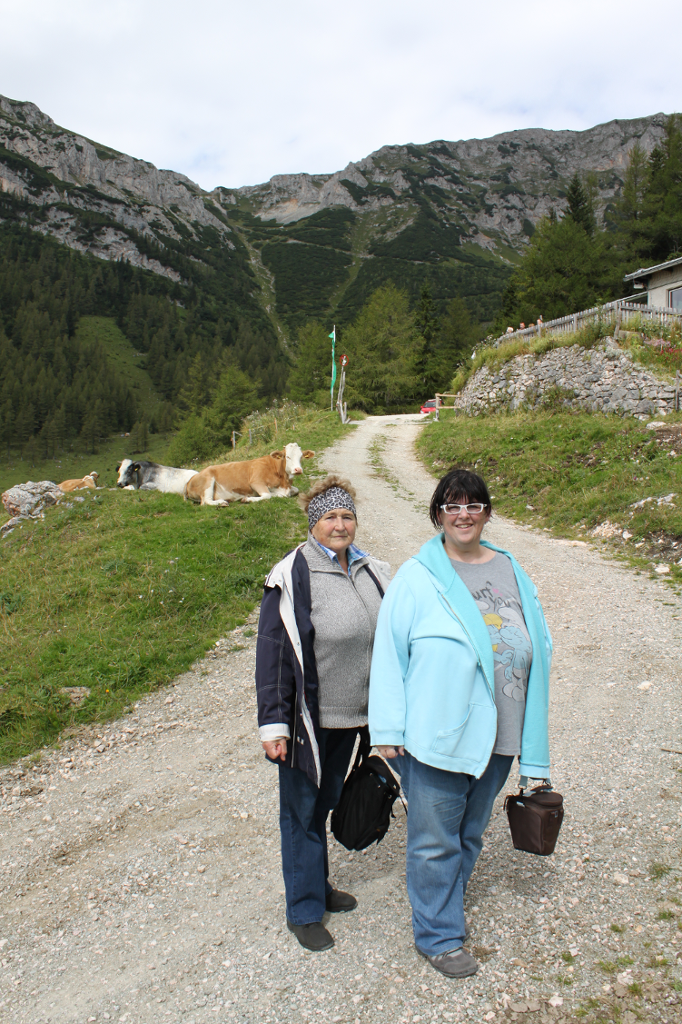 Abbildung 4: Oma und Verena unterhalb vom Waxriegelhaus