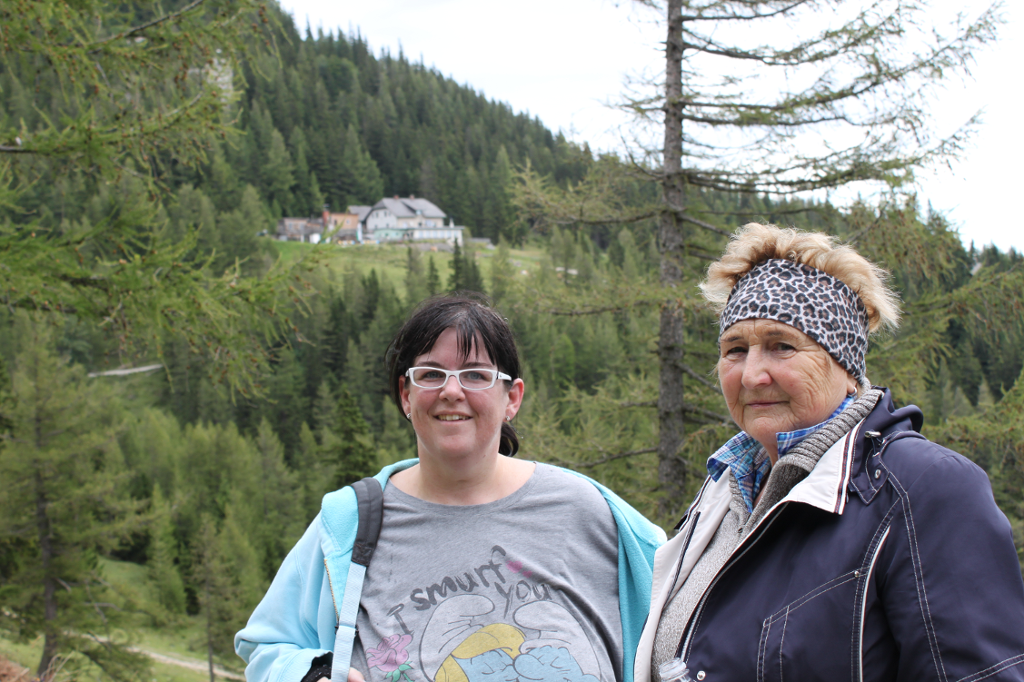 Abbildung 6: Verena und Oma mit einem Blick zurück zum Waxriegelhaus