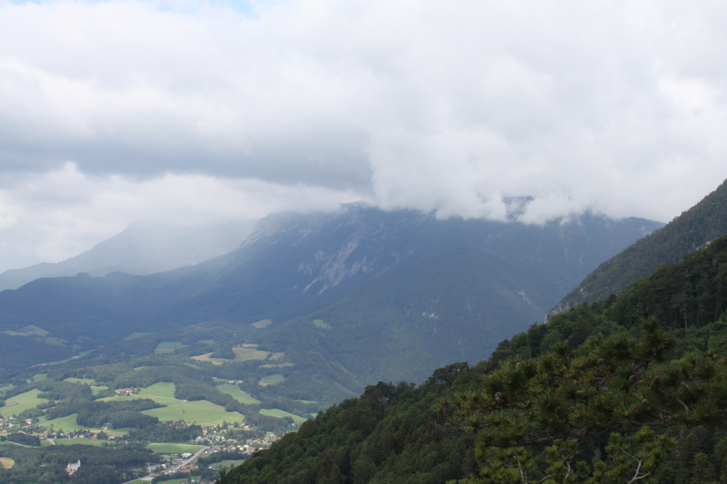 Abbildung 2: Der obligatorische Blick auf die (diesmal leider wolkenverhangene) Rax von der Jubiläumswarte aus.