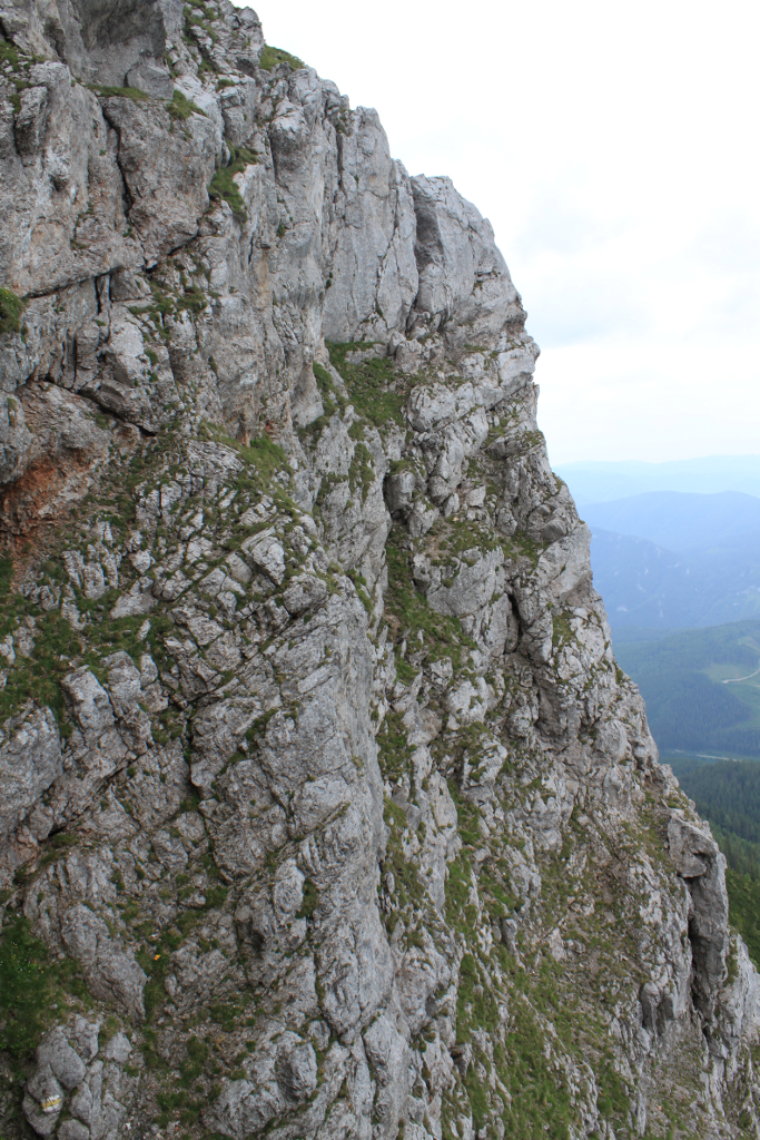 Abbildung 6: Ein zweiter Blick - diesmal auf die rechte Seite - auf die Felsen im Steig