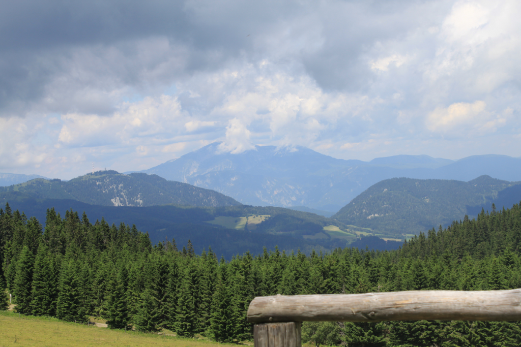 Abbildung 11: Die Aussicht von der Kranichberger Schwaig auf Sonnwendstein, Schneeberg und großen Otter.