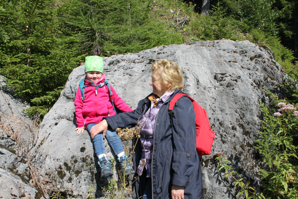 Abbildung 3: Mitzi-Urli mit meiner Wandermaus auf dem Felsen