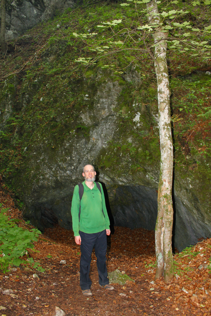 Abbildung 11: Christian vor einer kleinen Höhle in der Eng