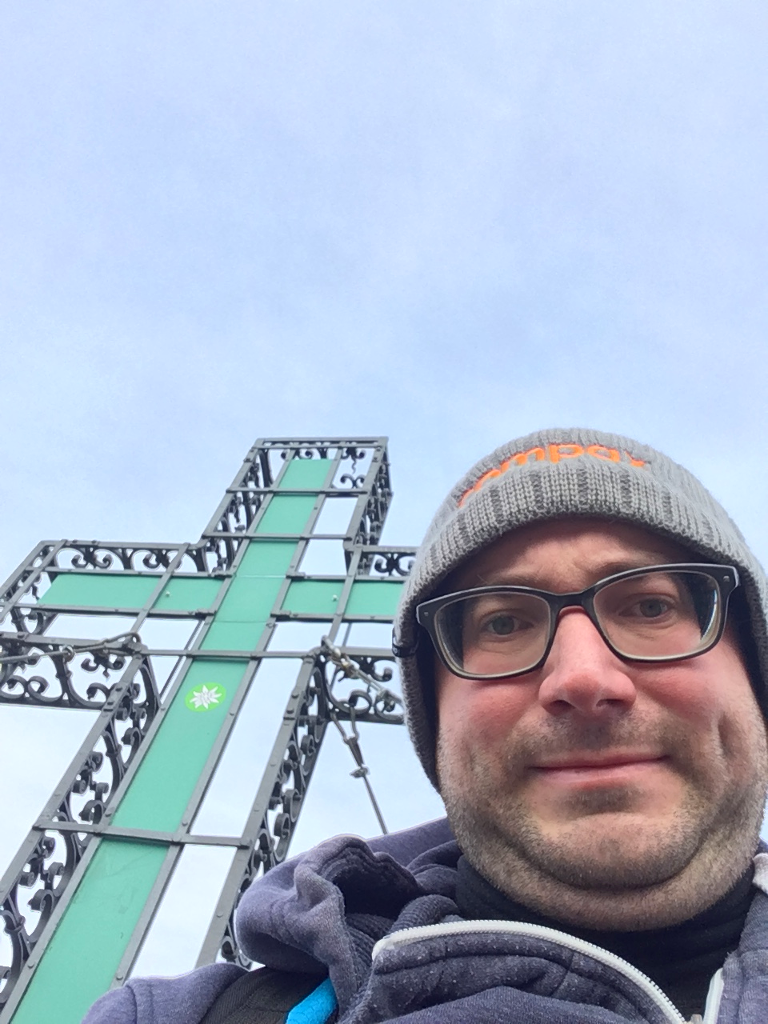 Wanderinformatiker mit Doppelkinn und Gipfelkreuz vom Krummbachstein