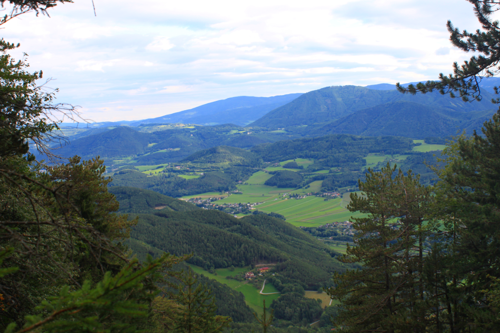 Abbildung 11: 
      Nachdem wir die Jubiläumsaussicht bei dieser Wanderung ausließen, gibt es eine Aussicht auf das 
      Tal diesmal von einer Stelle oberhalb der Jubiläumsaussicht.