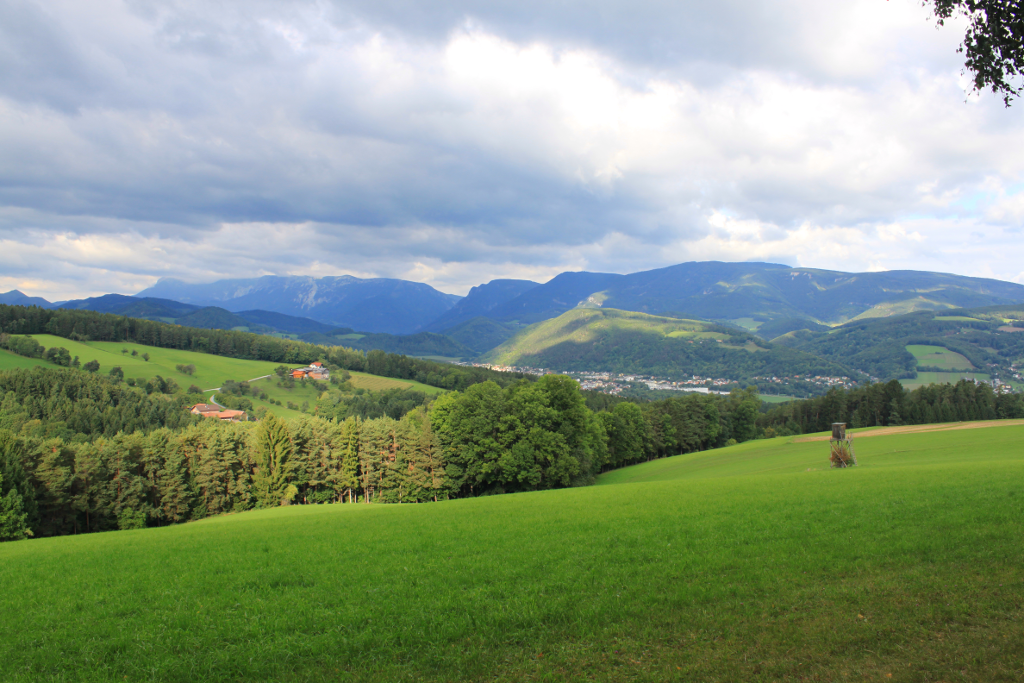 Abbildung 2: 
      Vom selben Standpunkt aus ein Blick auf die Rax, Mittagstein, Gahns und 
      den Silbersberg im Vordergrund.