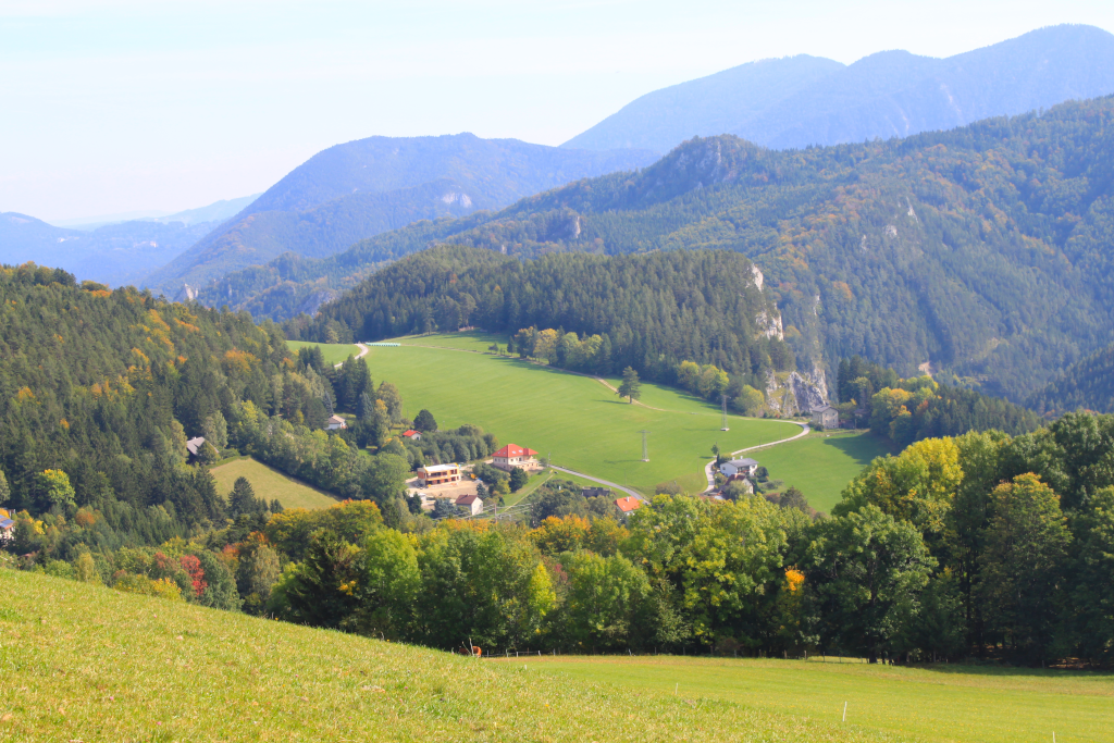 Abbildung 11:
      Auf dem Weg vom Kreuzberg hinunter nach Breitenstein kann man folgenden Blick auf die Weinzettlwand werfen.