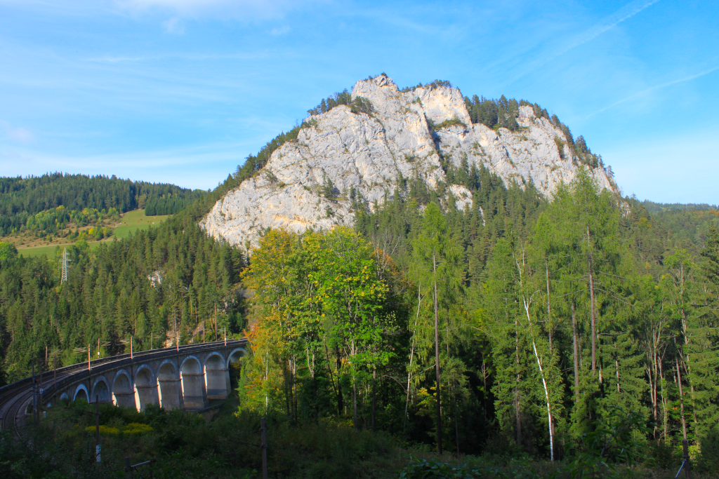 Abbildung 14:
      Nocheinmal die Polleros-Wand oberhalb des Ghega-Museums. Man sieht auch die Südbahnstrecke über das Kalte Rinne Viadukt