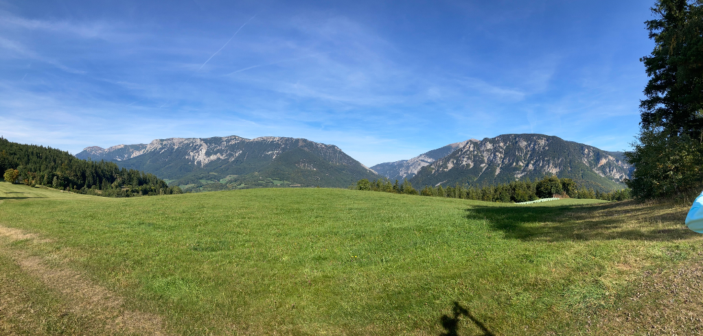 Abbildung 2:
      Ein Panorama-Bild von der Aussicht auf der Stojer-Höhe hinüber zu Rax, Schneeberg und
      Mittagstein 