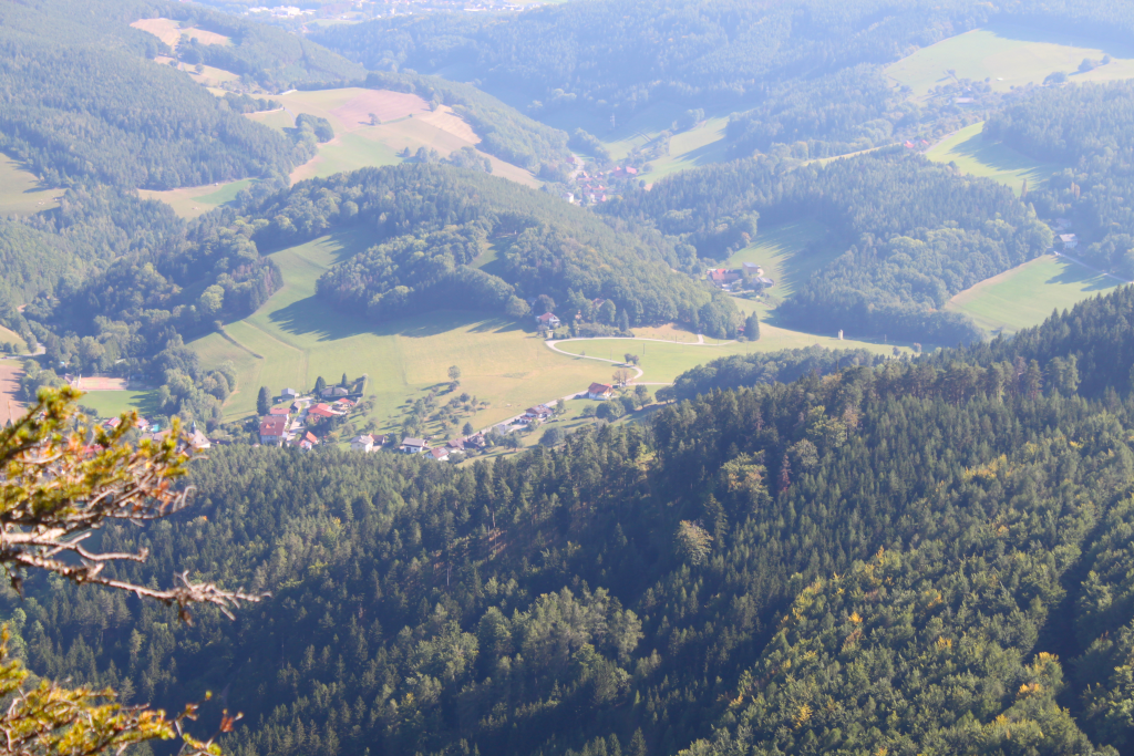 Abbildung 10:
      Der Blick von der Roten Wand zurück hinunter nach Prigglitz