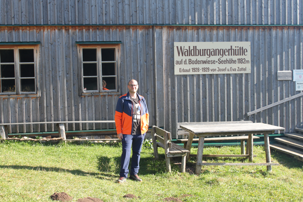 Abbildung 15:
      Ali fotografierte mich dann mal vor der Waldburgangerhütte