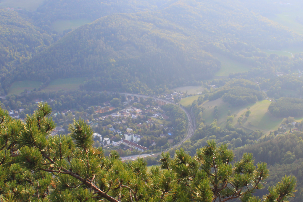 Abbildung 18:
      Die Spielzeugeisenbahn-Aussicht hinunter nach Payerbach