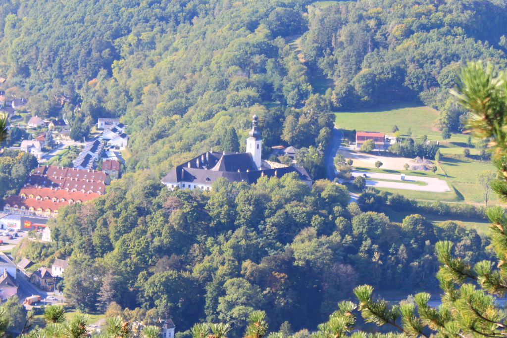 Abbildung 3:
      Das Schloss Gloggnitz vom Silbersberg aus gesehen